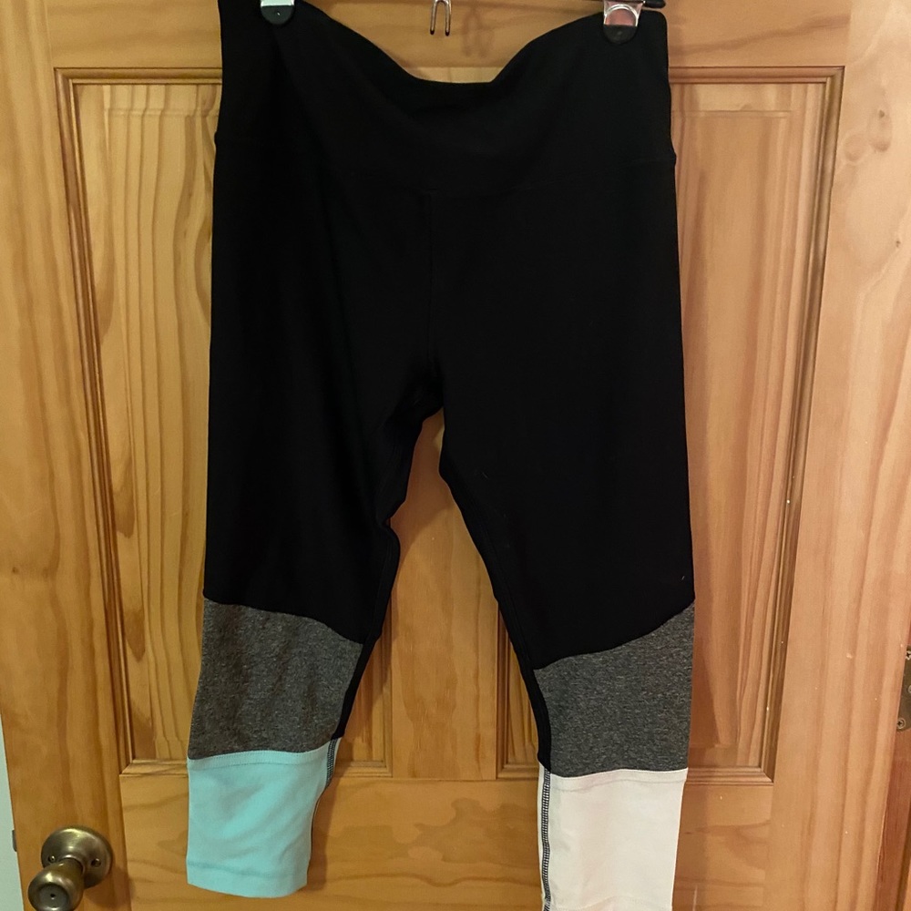 ABS Color Block Capri Leggings